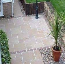 Kvalitný chodník okolo domu