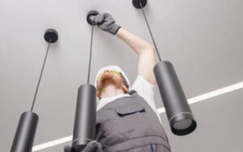 Elektrikár Petržalka pomáha riešiť výpadky prúdu, iskriace zásuvky, montáž svietidiel aj úpravy rozvodov.